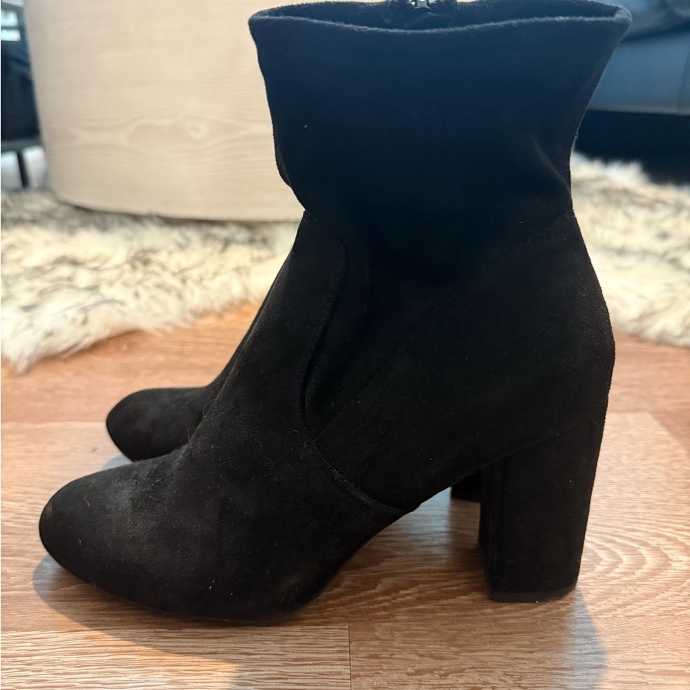 Francesca’s collections black faux suede ankle boots
Size 7.5